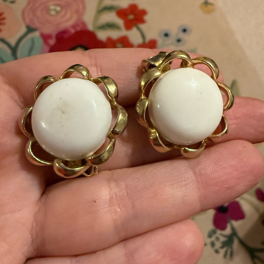 Gold‎ and White Vintage Floral Clip-On Earrings